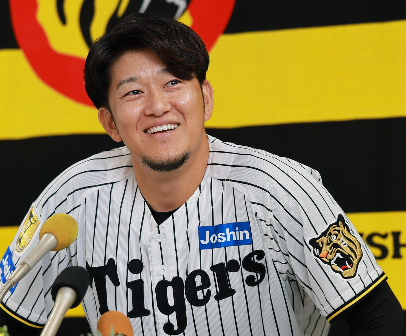 現役引退の記者会見で笑顔を見せる阪神岩貞祐太（撮影・上山淳一）