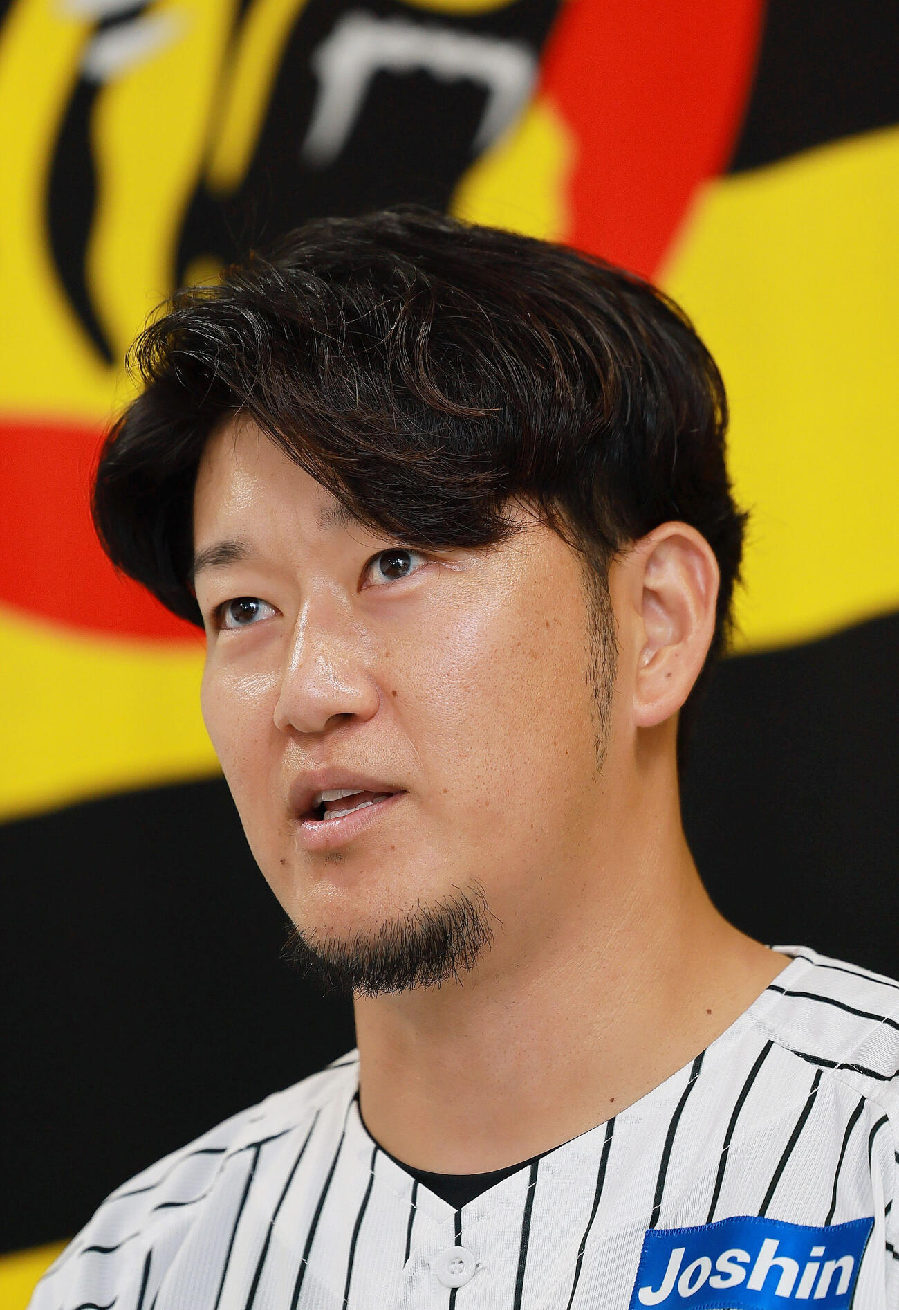 現役引退の記者会見をする阪神岩貞祐太（撮影・上山淳一）