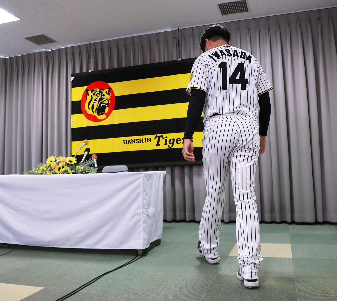 現役引退の記者会見に臨む阪神岩貞祐太（撮影・上山淳一）