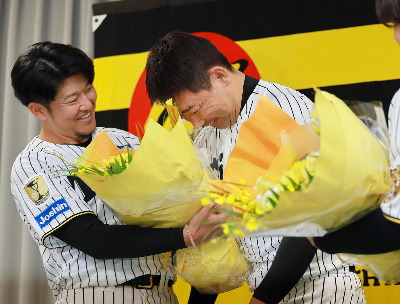 サプライズで登場した岩崎優（右）から花束を受け取る岩貞祐太（撮影・上山淳一）
