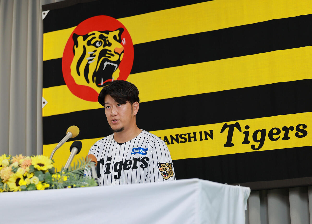 現役引退の記者会見をする阪神岩貞祐太（撮影・上山淳一）