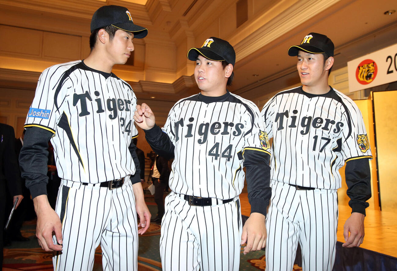 13年12月、阪神新入団発表を終え談笑する（左から）横田慎太郎さん、梅野、岩貞