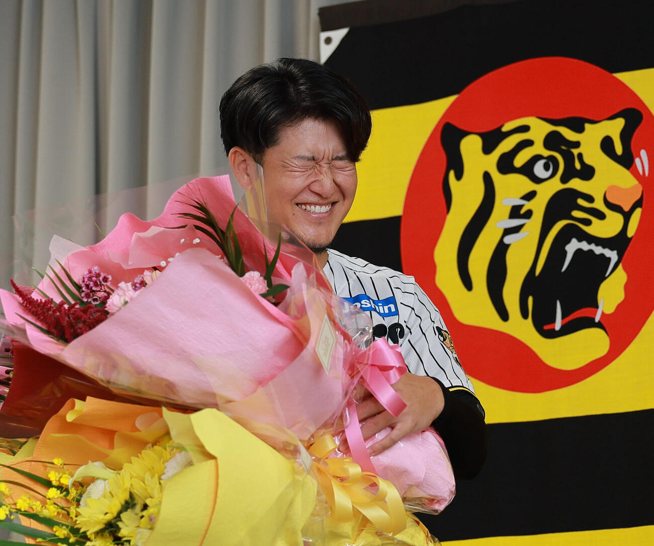 阪神岩貞祐太はサプライズで登場した仲間からねぎらいの言葉を受ける（撮影・上山淳一）