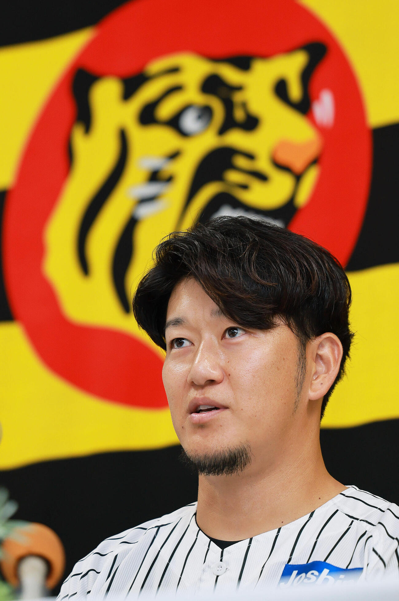 現役引退の記者会見をする阪神岩貞祐太（撮影・上山淳一）