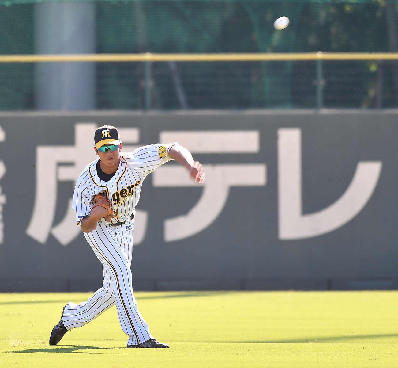 19年9月26日、ソフトバンク戦の8回、塚田の中前打で生還を狙った水谷を刺す横田慎太郎さん