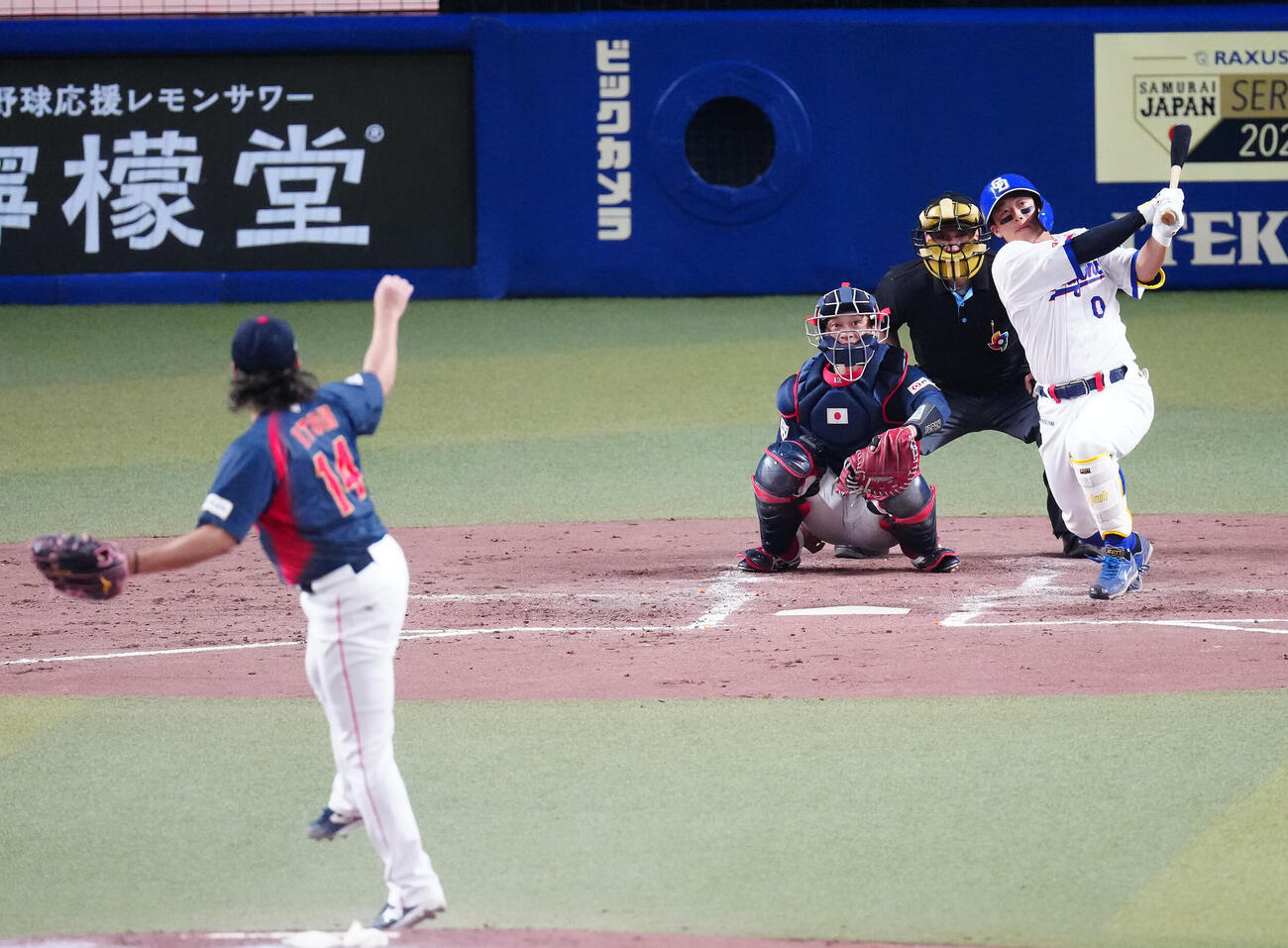 侍ジャパン壮行試合　中日対日本　伊藤大海からソロ本塁打を放つ中日の辻本倫太郎（2026年2月撮影）