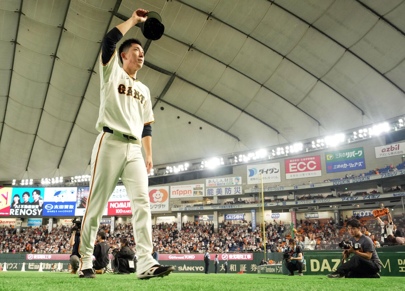 巨人対広島　広島に勝利しファンの声援に応える巨人戸郷翔征（2026年9月29日撮影）
