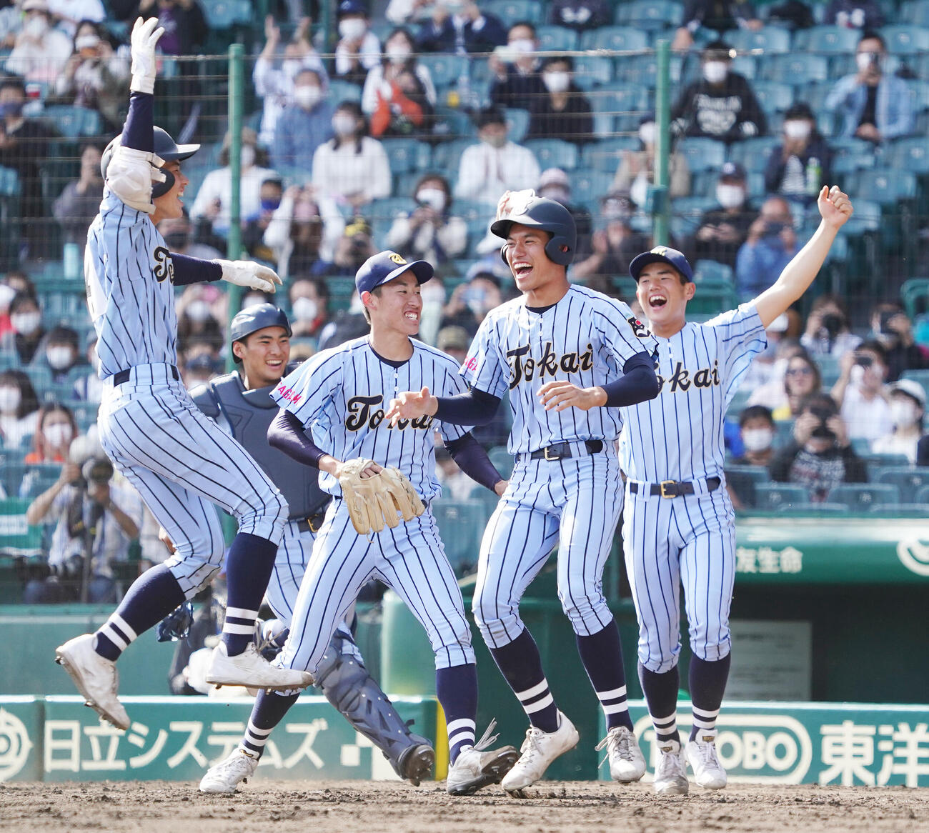 21年センバツ優勝で喜びを爆発させる石田隼都（中央）ら東海大相模ナイン（21年4月1日撮影）
