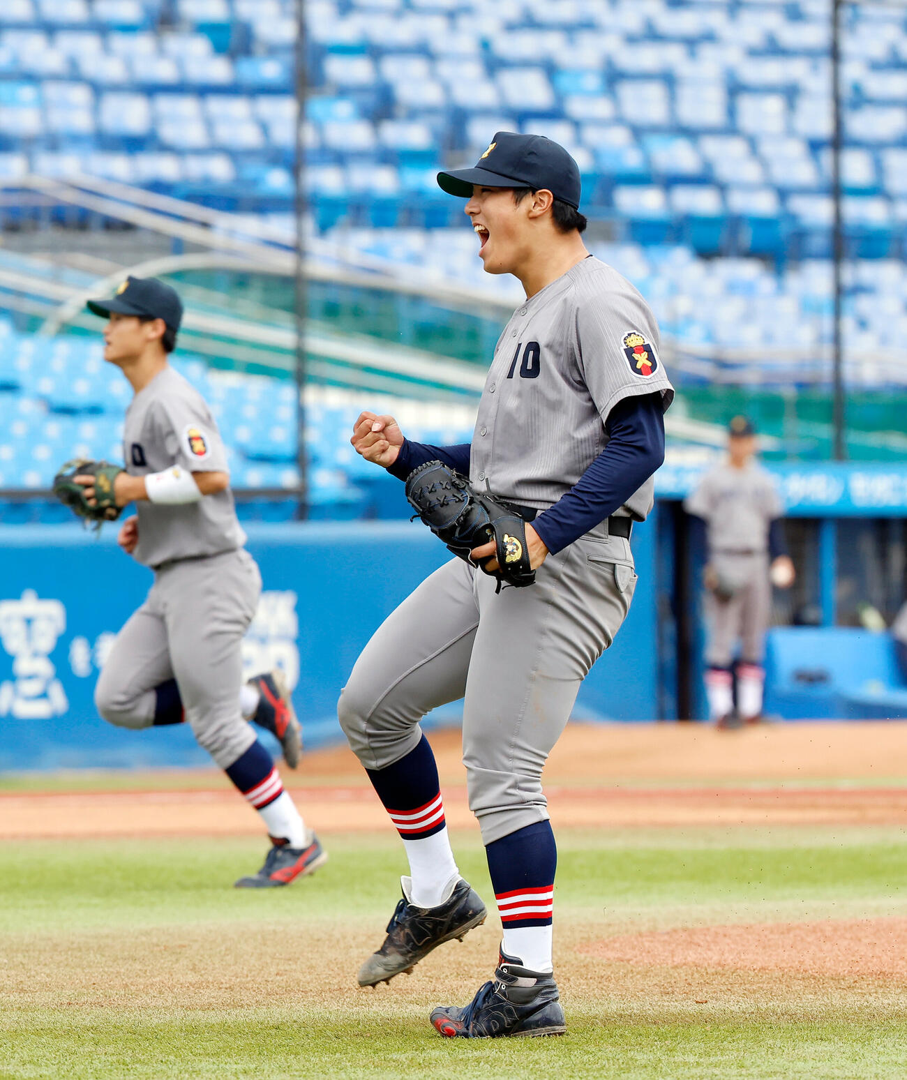 慶大対立大　4回裏のピンチを切り抜け、ガッツポーズの慶大・広池浩成（撮影・山本朝陽）