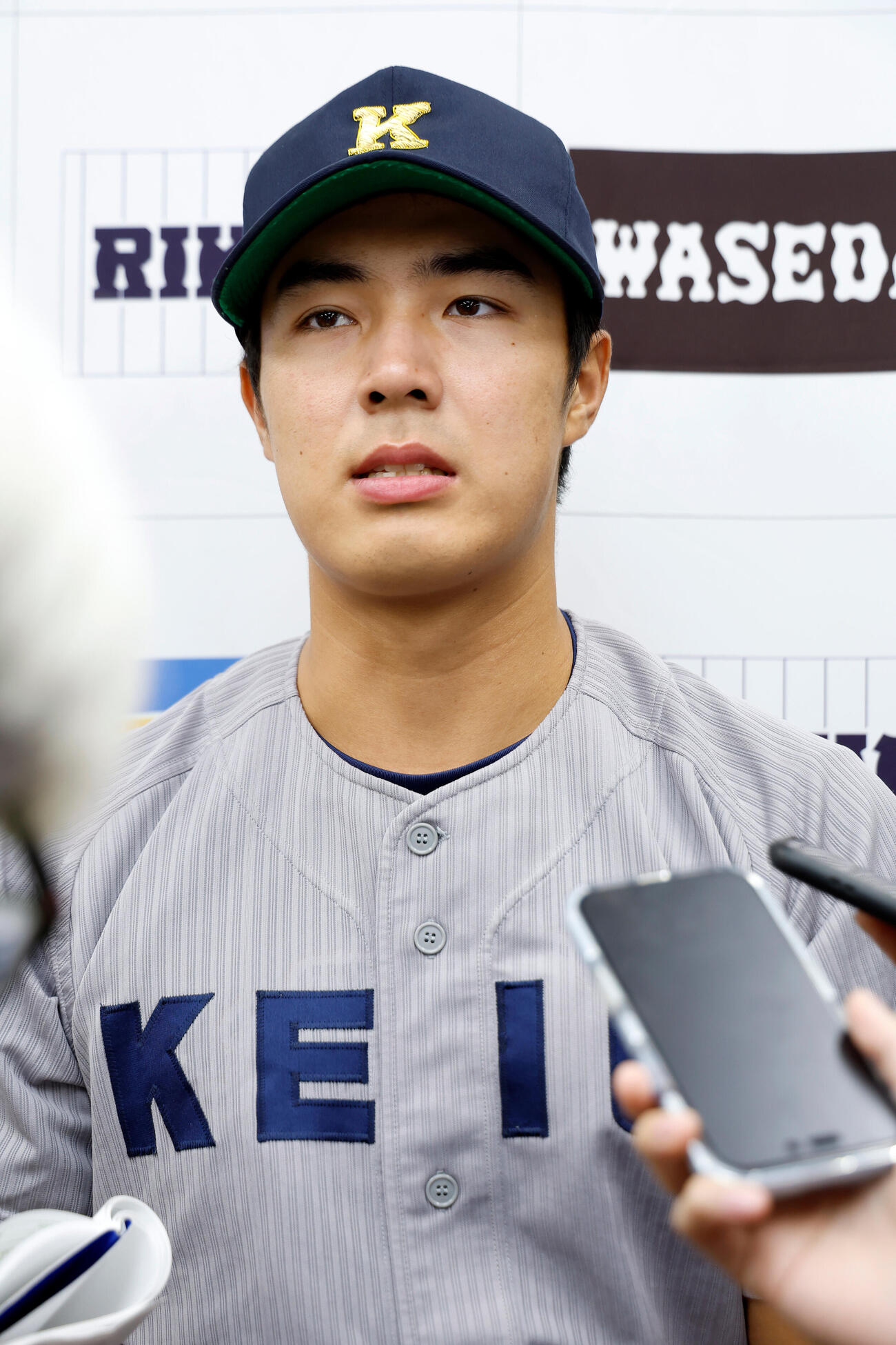 慶大対立大　囲み取材に応じる慶大・広池浩成（撮影・山本朝陽）