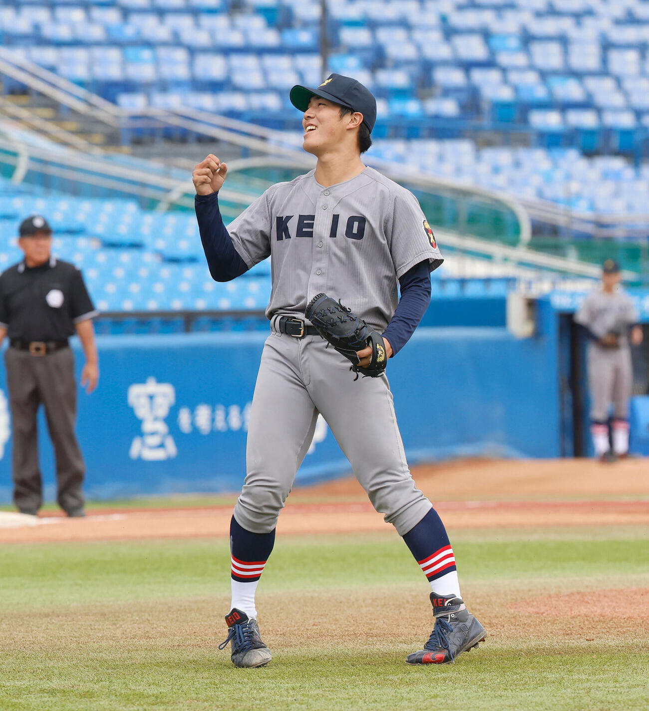 慶大対立大　4回裏のピンチを切り抜け、ガッツポーズの慶大・広池浩成（撮影・山本朝陽）