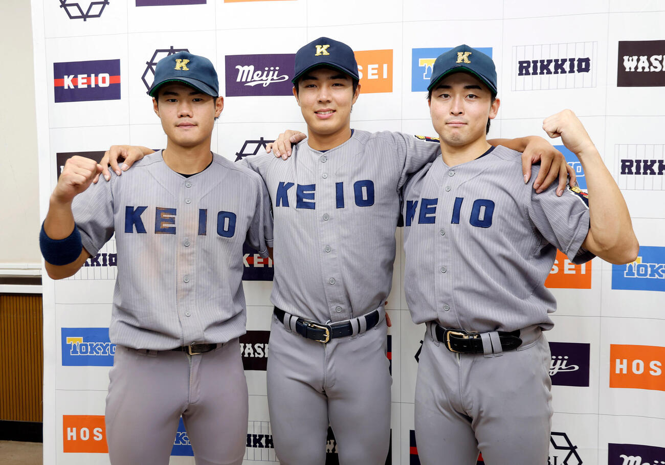 慶大対立大　記念撮影を行う慶大ナイン、左から今津慶介、広池浩成、小原大和（撮影・山本朝陽）