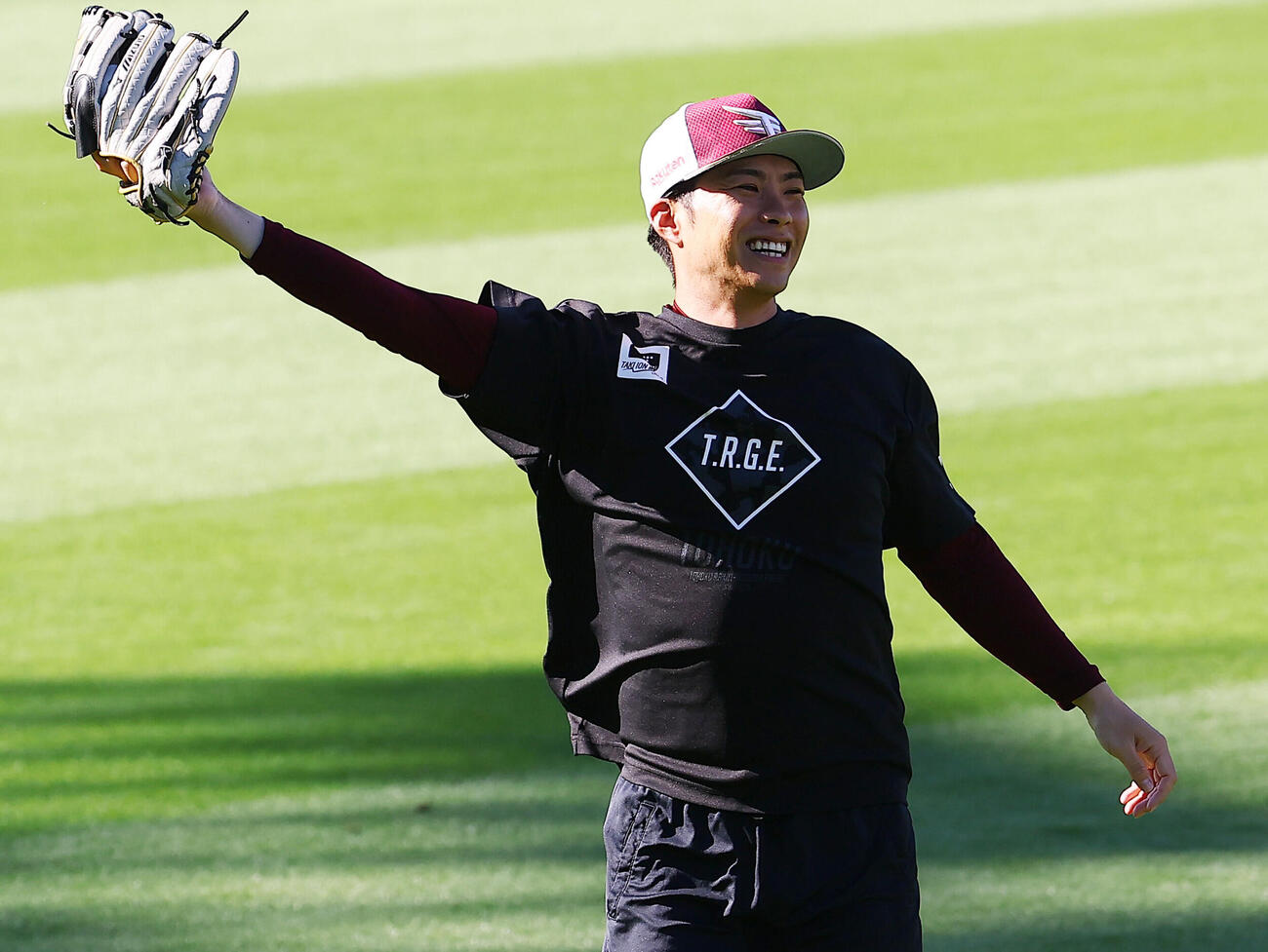 10月3日の引退登板に備え、1軍の試合前練習に合流しキャッチボールする楽天辛島航（撮影・野上伸悟）