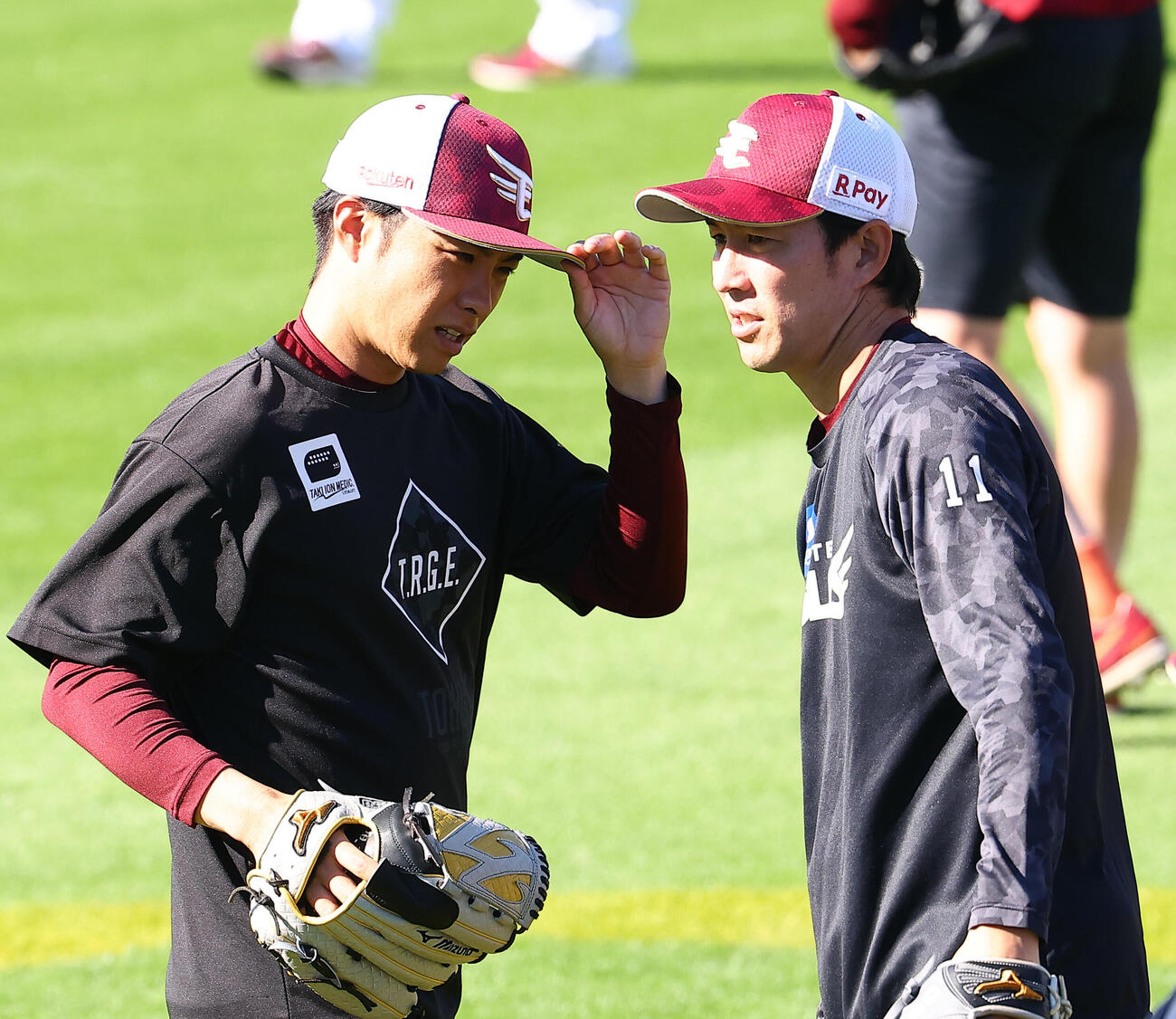 10月3日の引退登板に備え、1軍の試合前練習に合流し、岸孝之（右）とキャッチボールした楽天辛島航（撮影・野上伸悟）