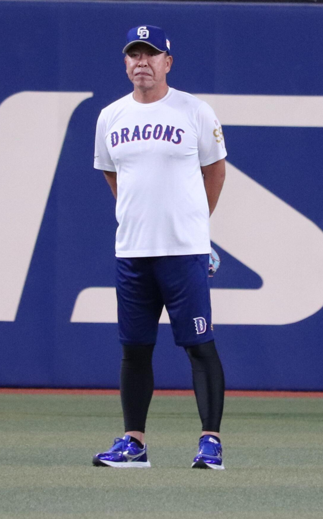 全体練習でグラウンドに姿をみせる中日井上監督（撮影・佐瀬百合子）