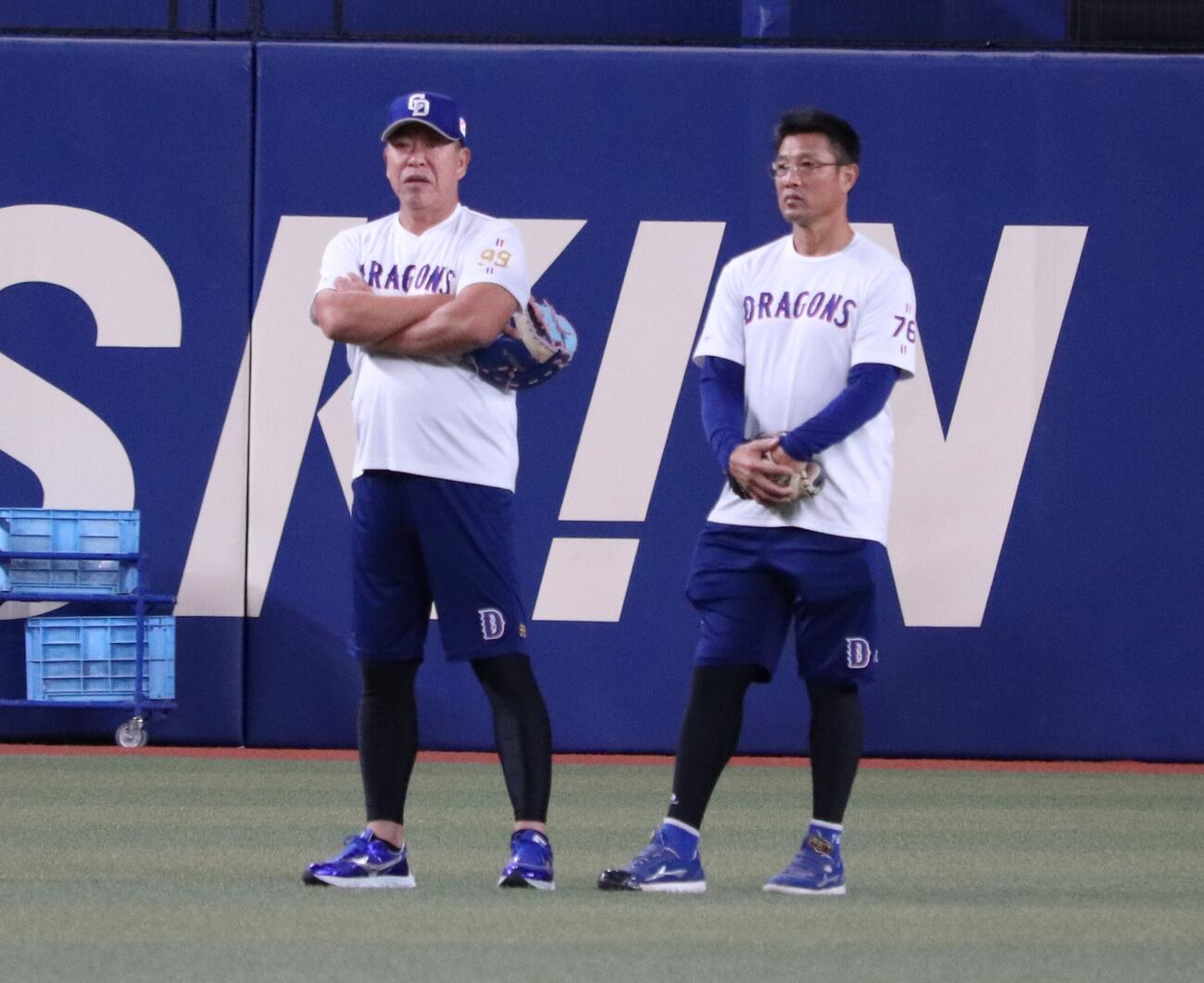 全体練習で会話する（左から）井上監督、大塚巡回投手・育成コーチ