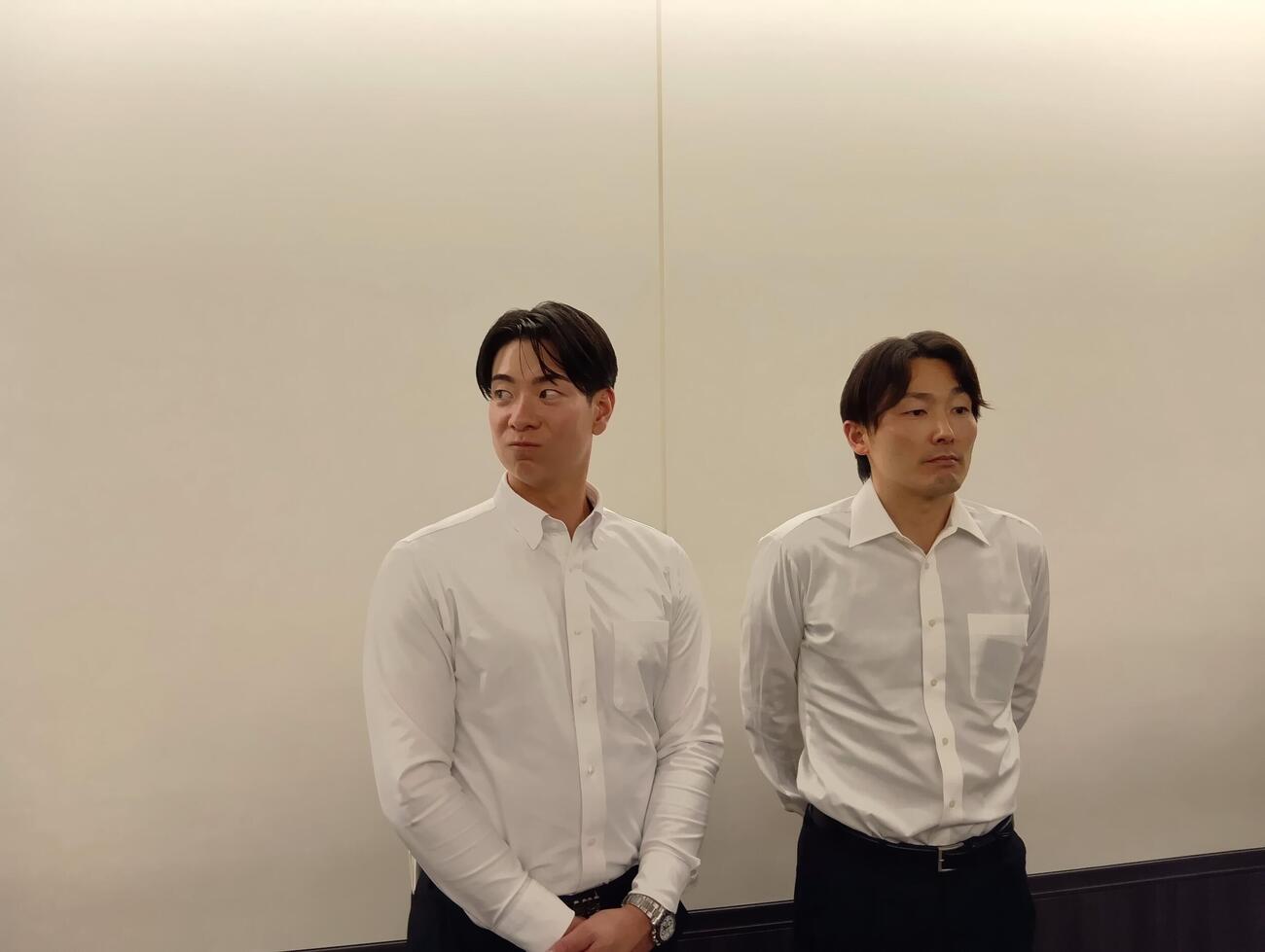 プロ野球選手会とNPBの事務折衝に出席した（左から）巨人松本剛、西武源田壮亮の両選手会副会長