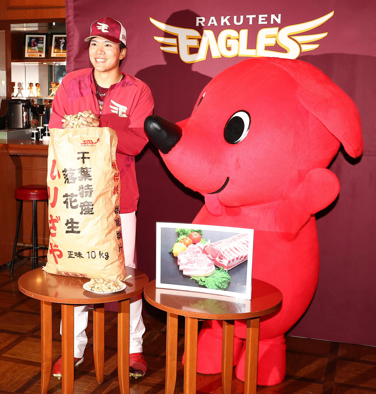 千葉県からのチバザポークと落花生の贈呈式で、チーバくん（右）とふれ合う千葉県出身の楽天早川隆久（撮影・野上伸悟）