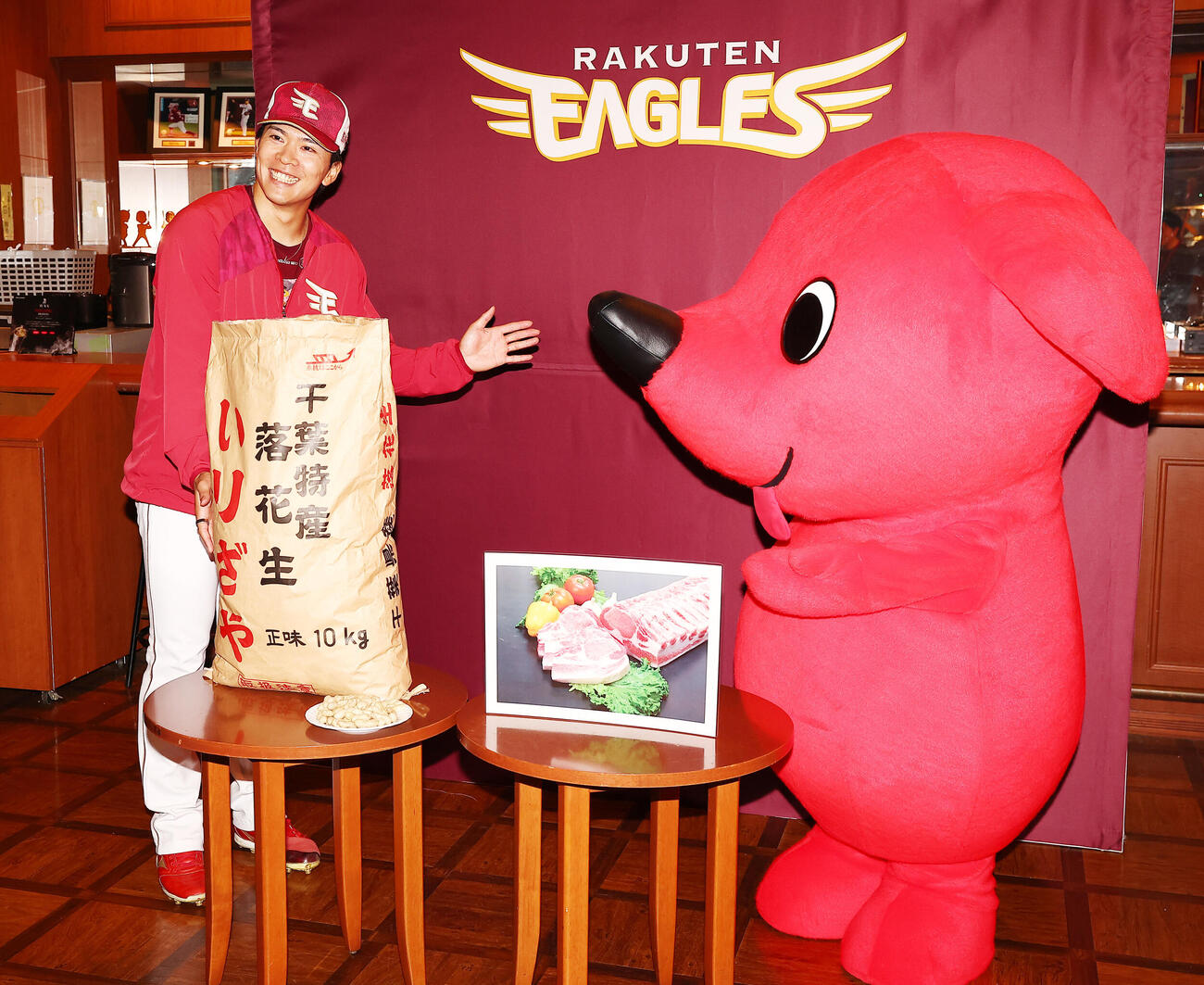 千葉県からのチバザポークと落花生の贈呈式で、チーバくん（右）とふれ合う千葉県出身の楽天早川隆久（撮影・野上伸悟）