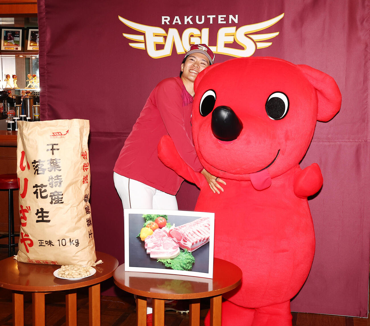 千葉県からのチバザポークと落花生の贈呈式で、チーバくん（右）とふれ合う千葉県出身の楽天早川隆久（撮影・野上伸悟）
