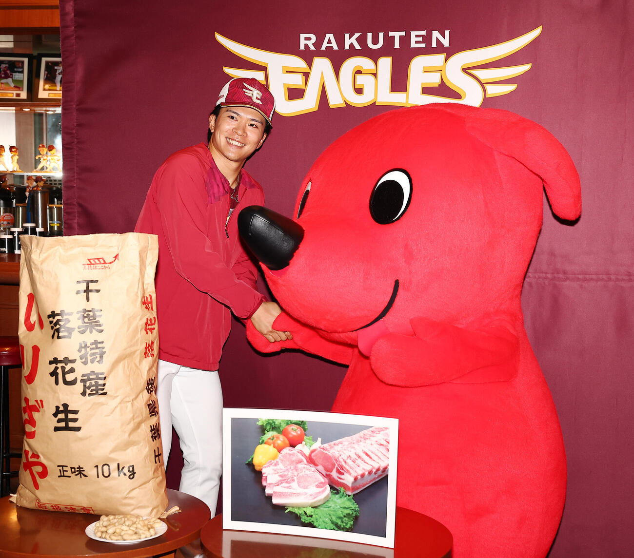 千葉県からのチバザポークと落花生の贈呈式で、チーバくん（右）とふれ合う千葉県出身の楽天早川隆久（撮影・野上伸悟）