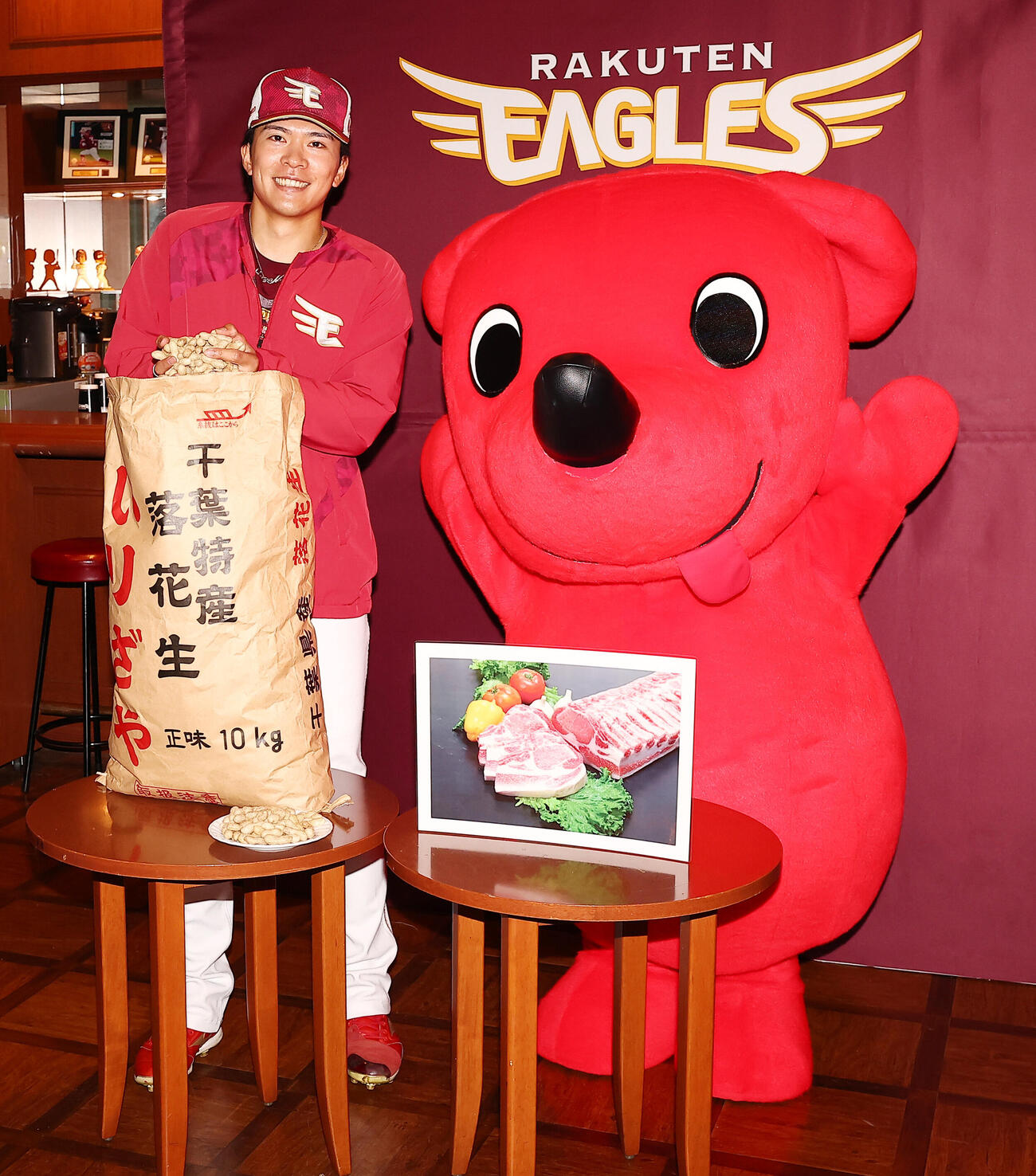 千葉県からのチバザポークと落花生の贈呈式で、チーバくん（右）とふれ合う千葉県出身の楽天早川隆久（撮影・野上伸悟）