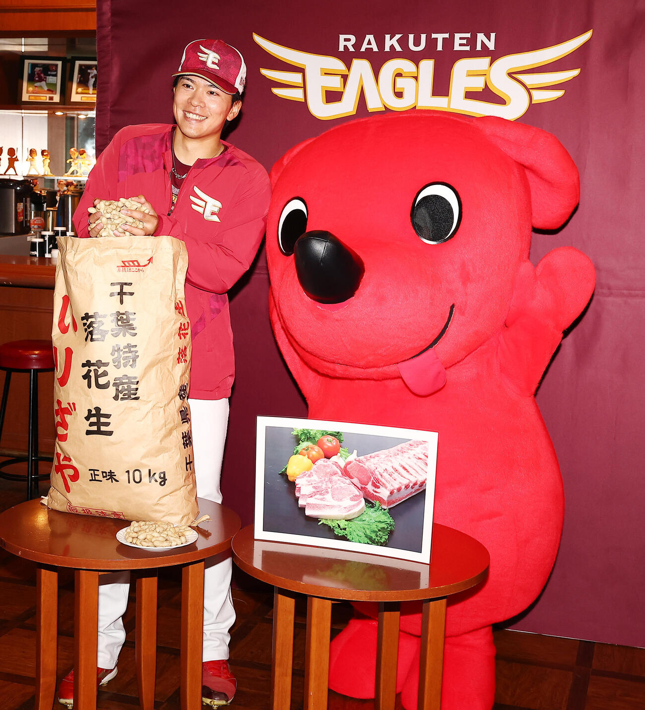 千葉県からのチバザポークと落花生の贈呈式で、チーバくん（右）とふれ合う千葉県出身の楽天早川隆久（撮影・野上伸悟）