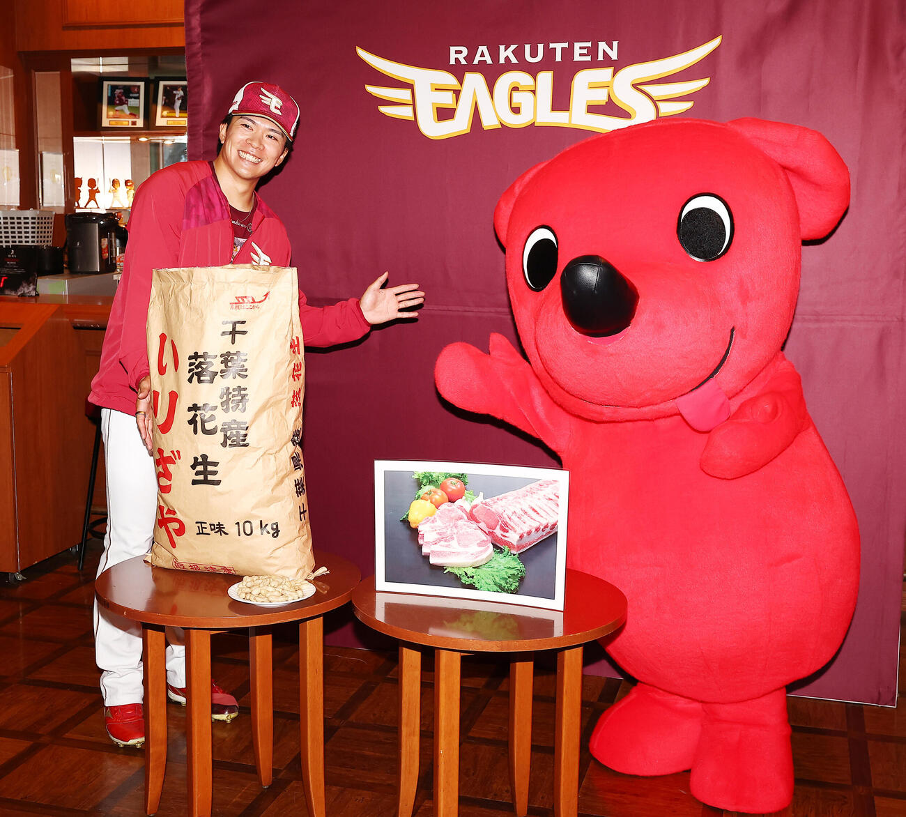 千葉県からのチバザポークと落花生の贈呈式で、チーバくん（右）とふれ合う千葉県出身の楽天早川隆久（撮影・野上伸悟）