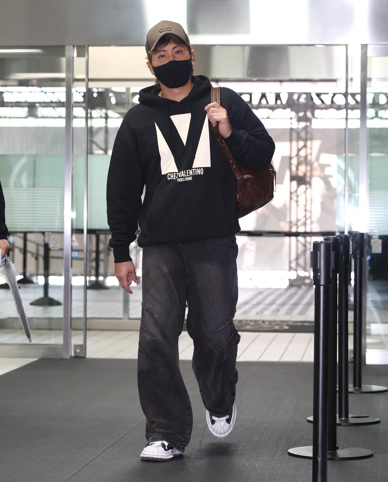 デニム姿で球場入りする日本ハム新庄剛志監督（撮影・黒川智章）