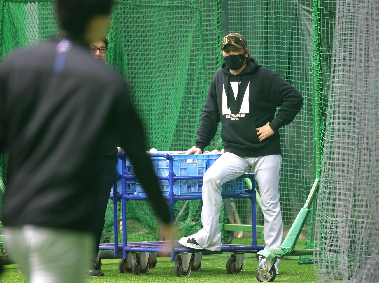 投手陣の練習を見る日本ハム新庄剛志監督（撮影・黒川智章）
