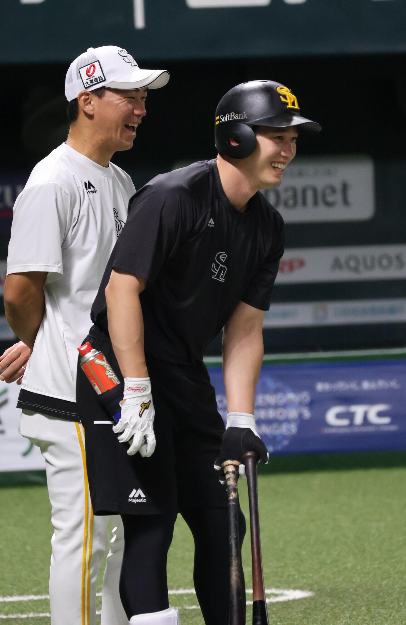 ソフトバンク栗原（右）と長谷川打撃兼スキルコーチ