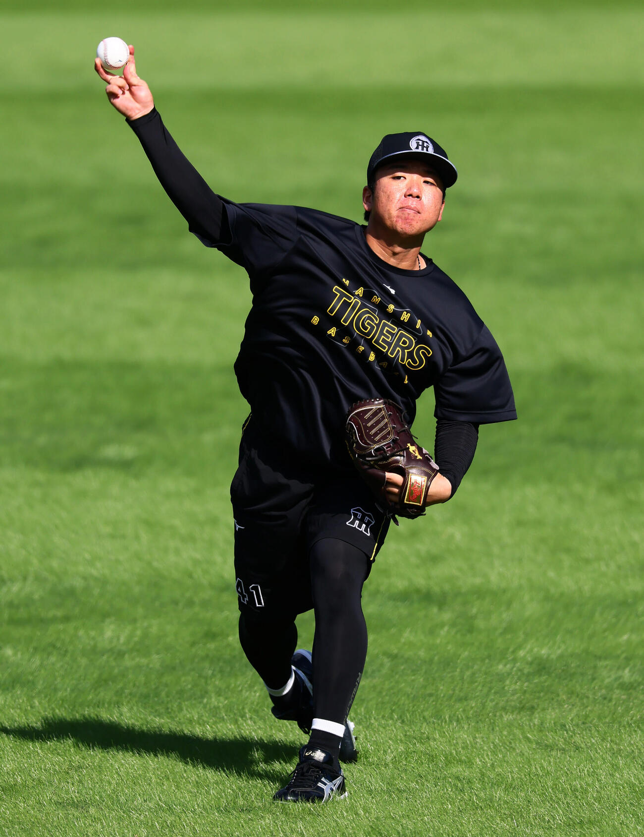 阪神対ヤクルト　練習でキャッチボールをする阪神村上頌樹（撮影・加藤哉）