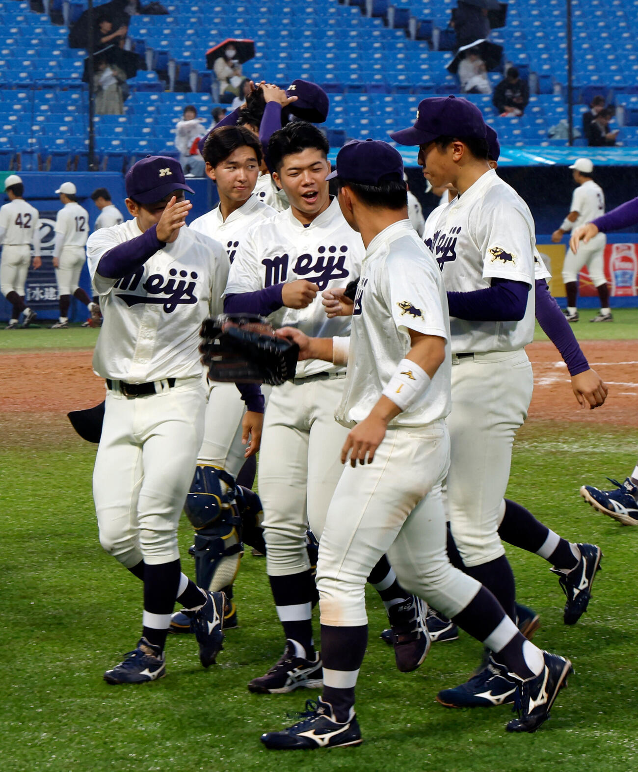 早大対明大　完封勝利した湯田統真（右）を称える明大ナイン（撮影・山本朝陽）