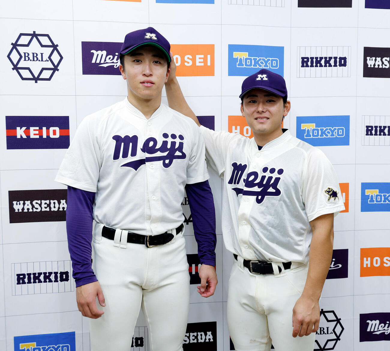 早大対明大　記念撮影を行う明大・湯田統真（左）と福原聖矢（撮影・山本朝陽）