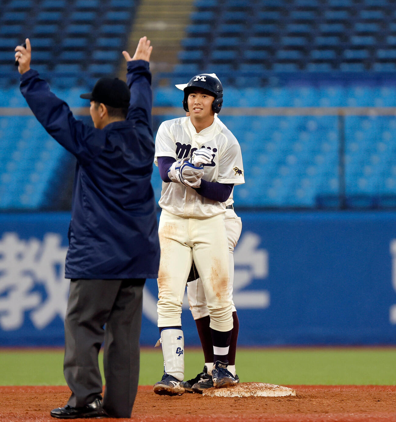 早大対明大　8回明大2死一、三塁、2点適時二塁打を放ち、笑顔の明大・光弘帆高（撮影・山本朝陽）