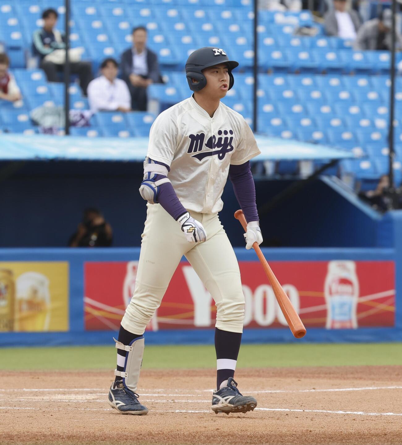 早大対明大　1回裏明大2死満塁、押し出しの四球を選び、先制する明大・光弘帆高（撮影・山本朝陽）