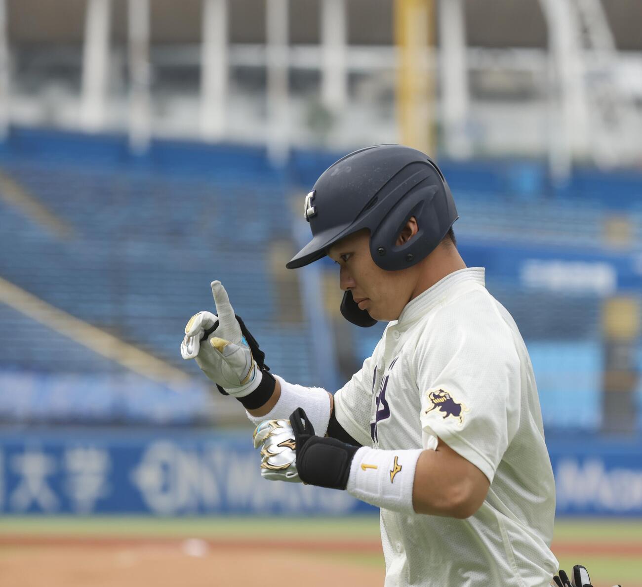 早大対明大　2回裏明大1死二、三塁、右犠飛を放った明大・榊原七斗（撮影・山本朝陽）