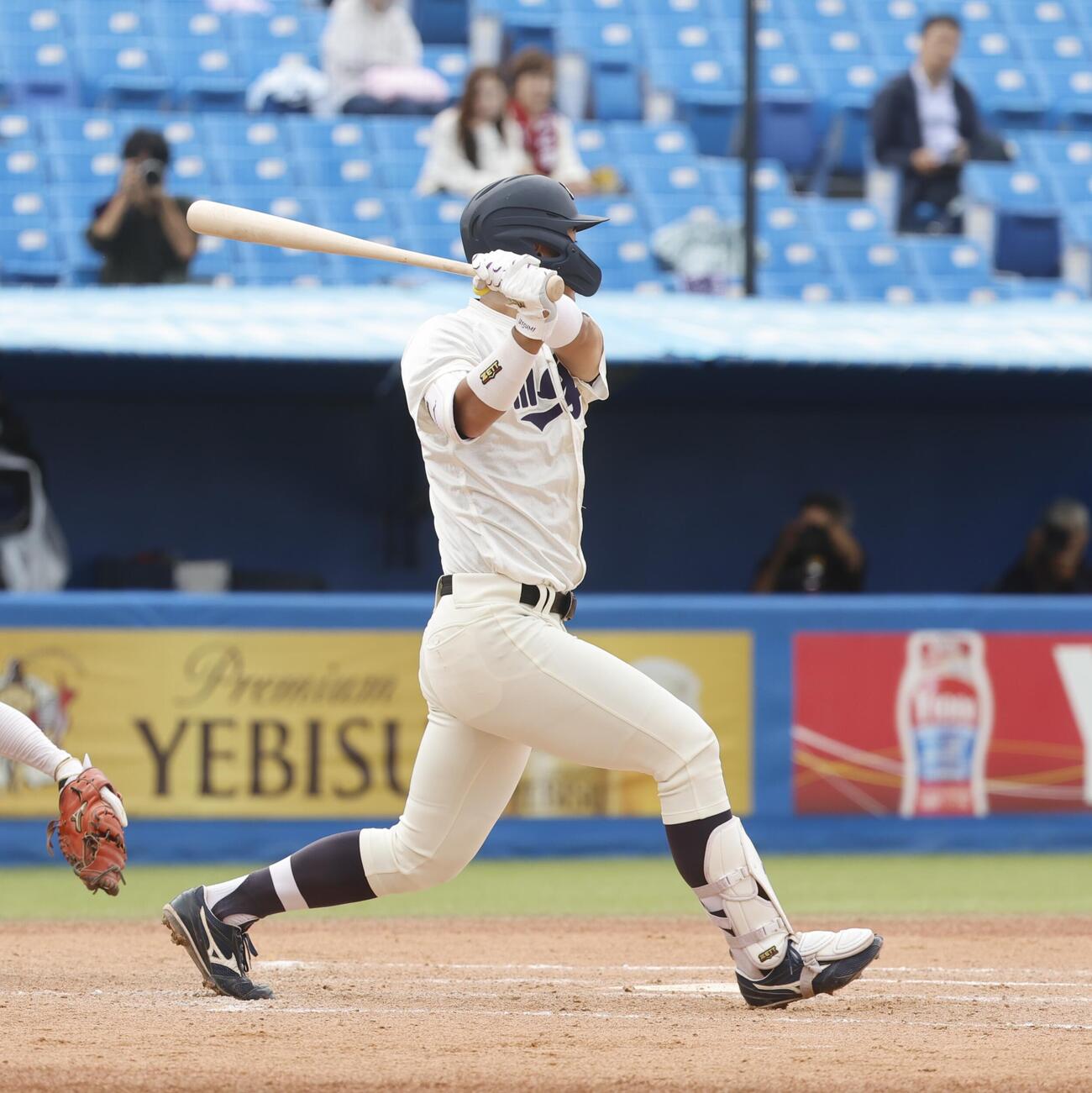 早大対明大　2回裏明大2死三塁、適時二塁打を放つ明大・内海優太（撮影・山本朝陽）