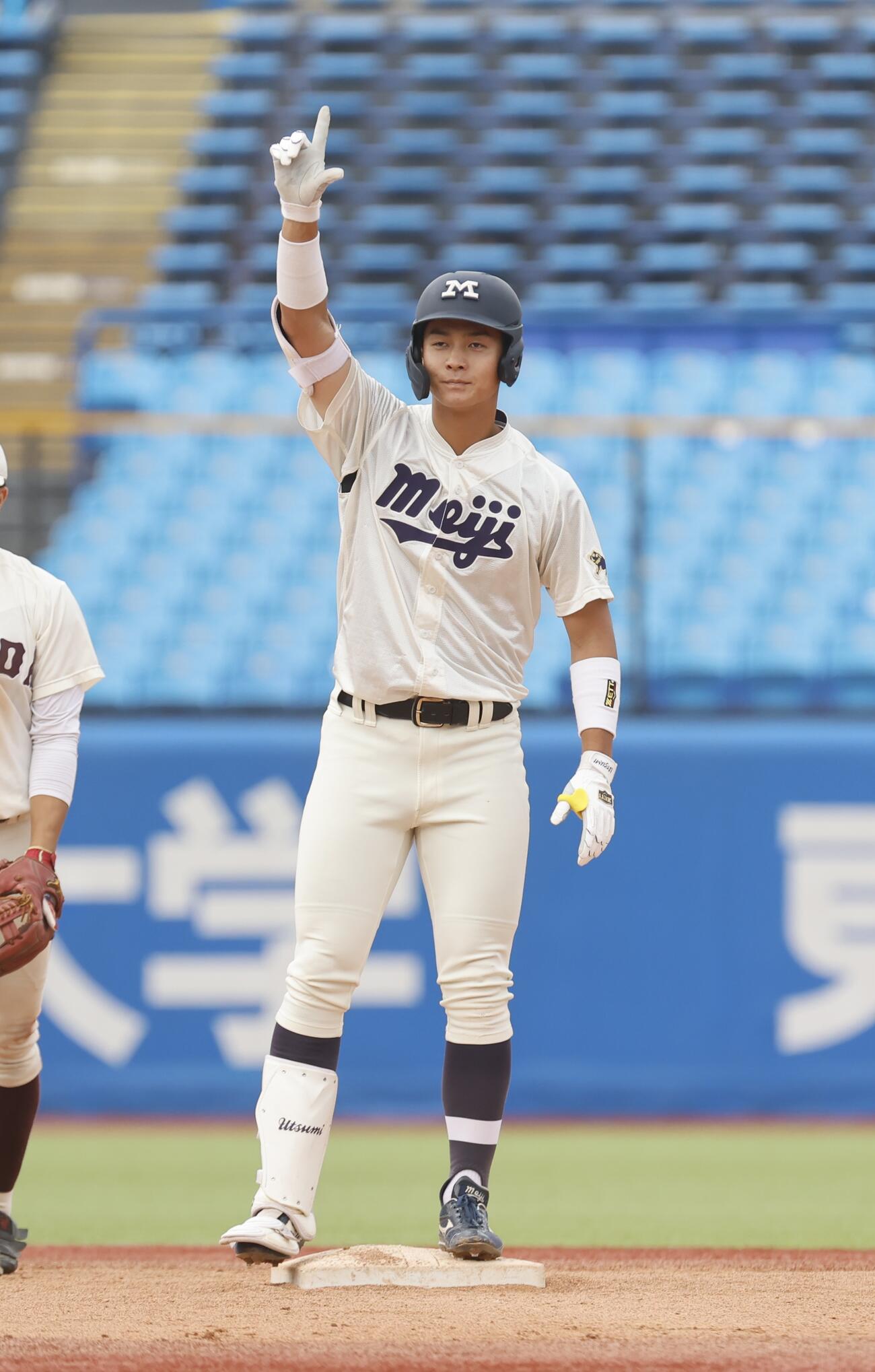 早大対明大　2回裏明大2死三塁、適時二塁打を放ち、喜ぶ明大・内海優太（撮影・山本朝陽）