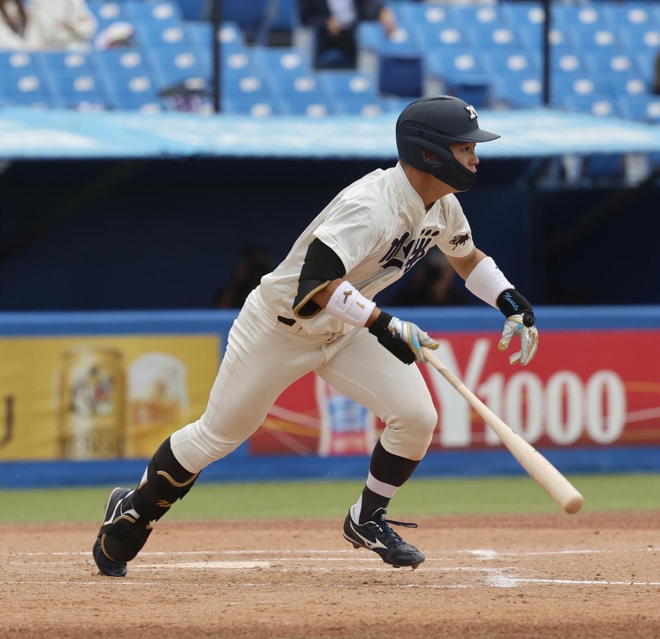 早大対明大　4回裏明大2死二塁、適時打を放つ明大・榊原七斗（撮影・山本朝陽）