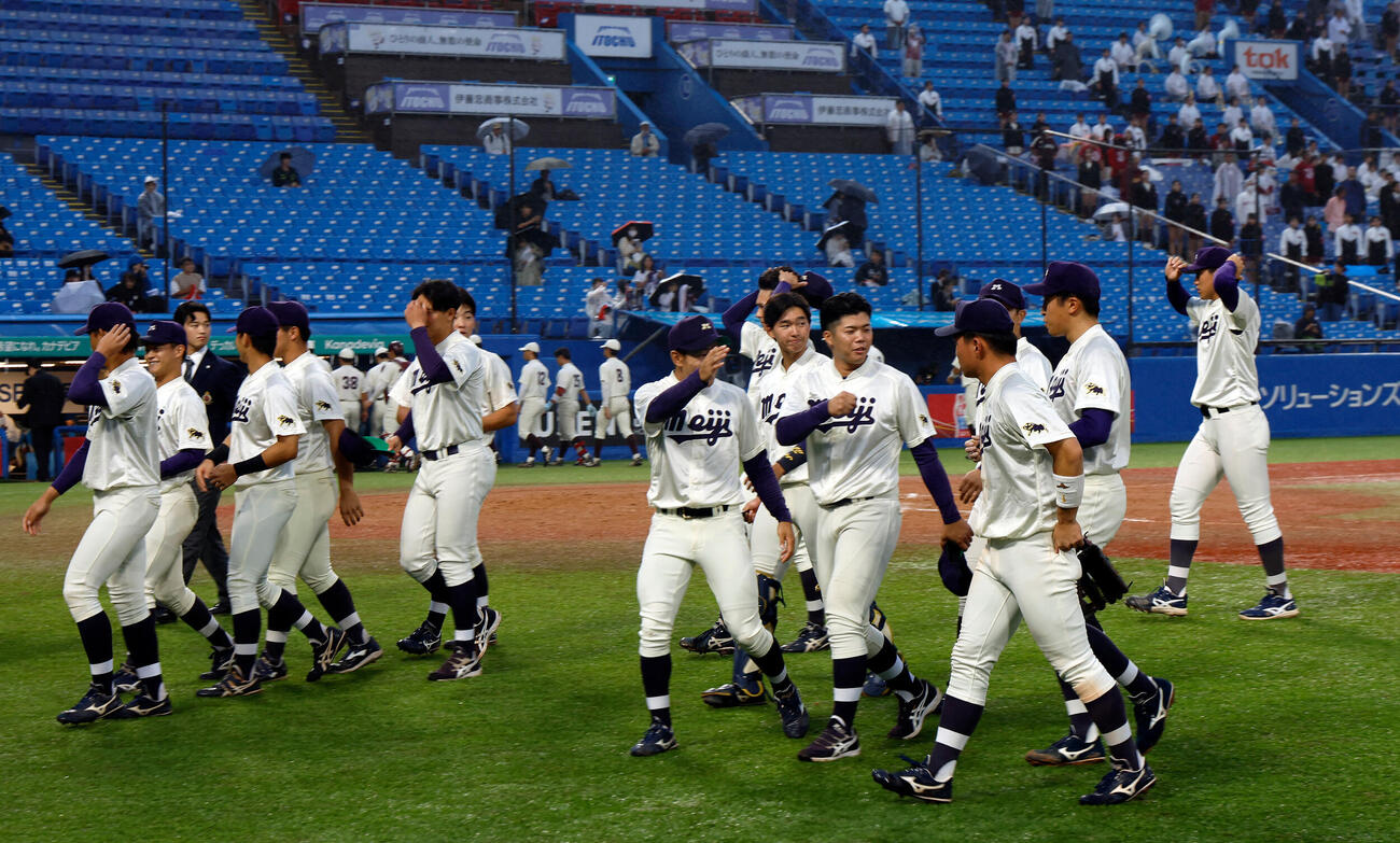 早大対明大　早大を下し、喜ぶ明大ナイン（撮影・山本朝陽）