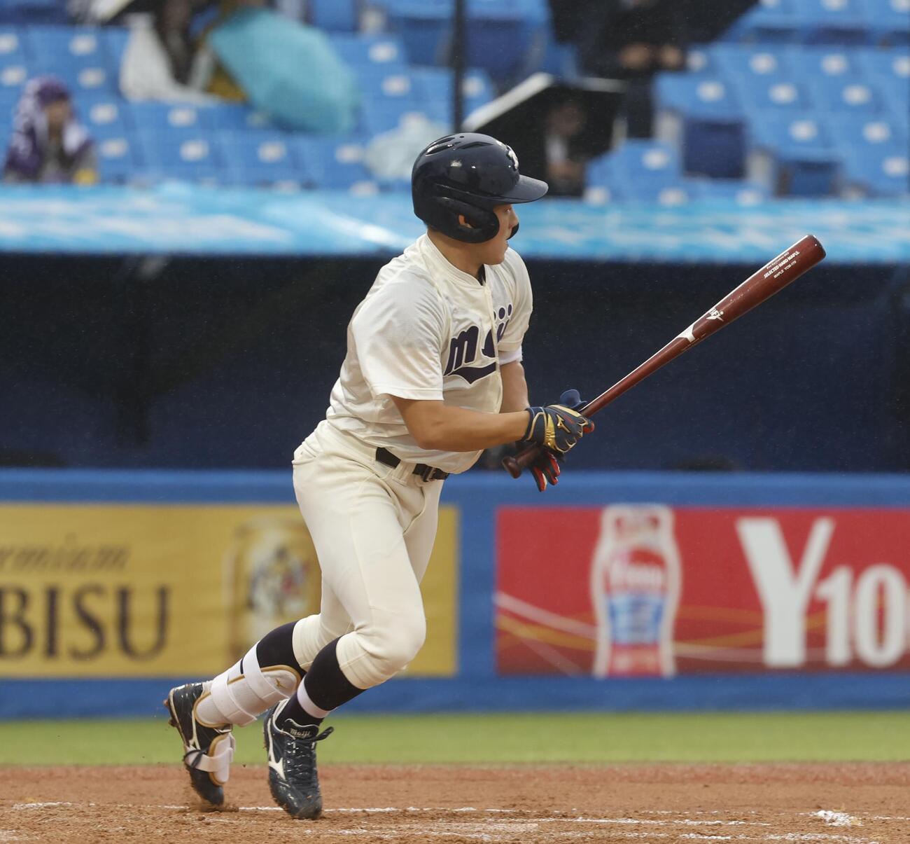 早大対明大　7回裏明大2死満塁、左前適時打を放つ明大・若狭遼之助（撮影・山本朝陽）