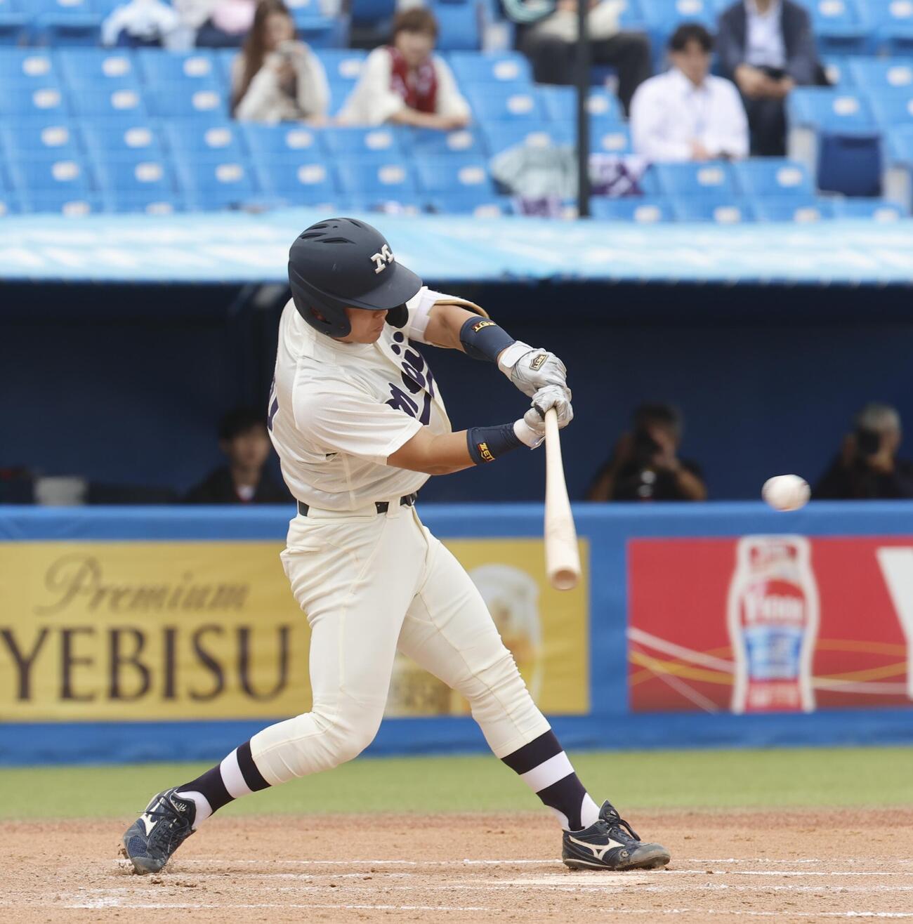 早大対明大　1回裏明大2死満塁、右前適時打を放つ明大・福原聖矢（撮影・山本朝陽）