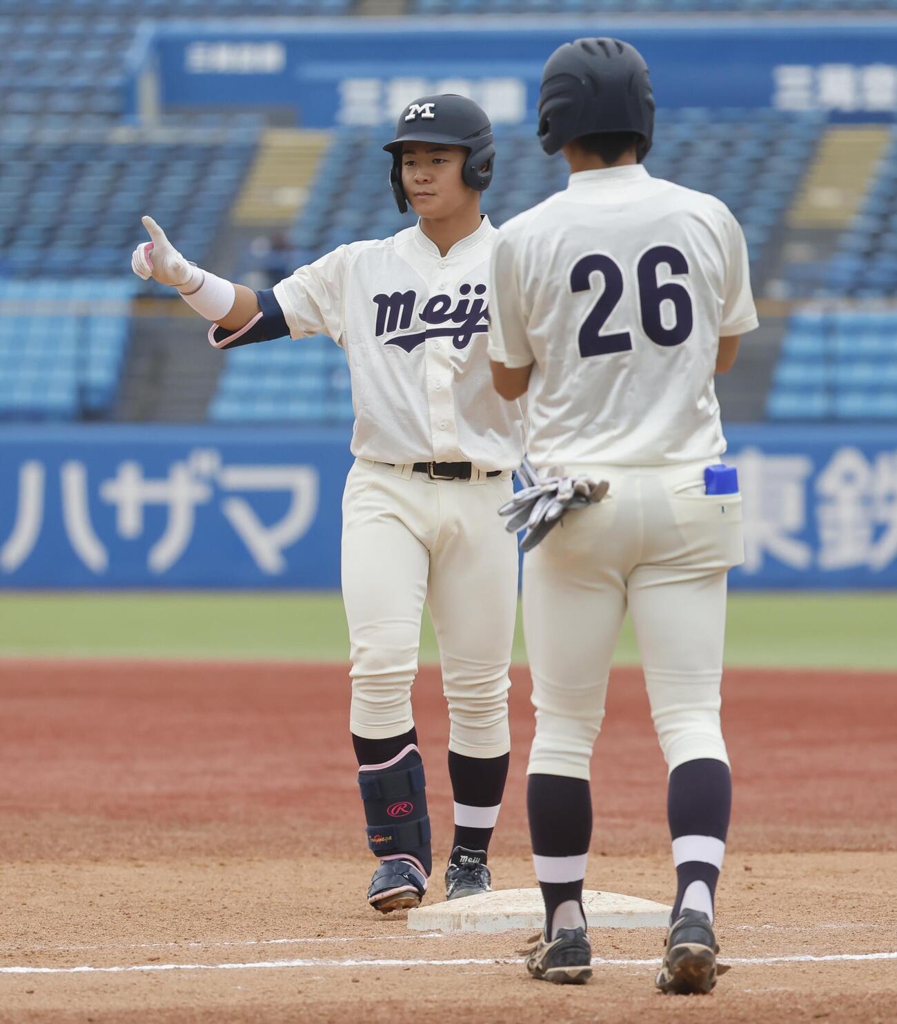 早大対明大　5回裏明大2死一、三塁、左前適時打を放ち、喜ぶ明大・為永皓（撮影・山本朝陽）