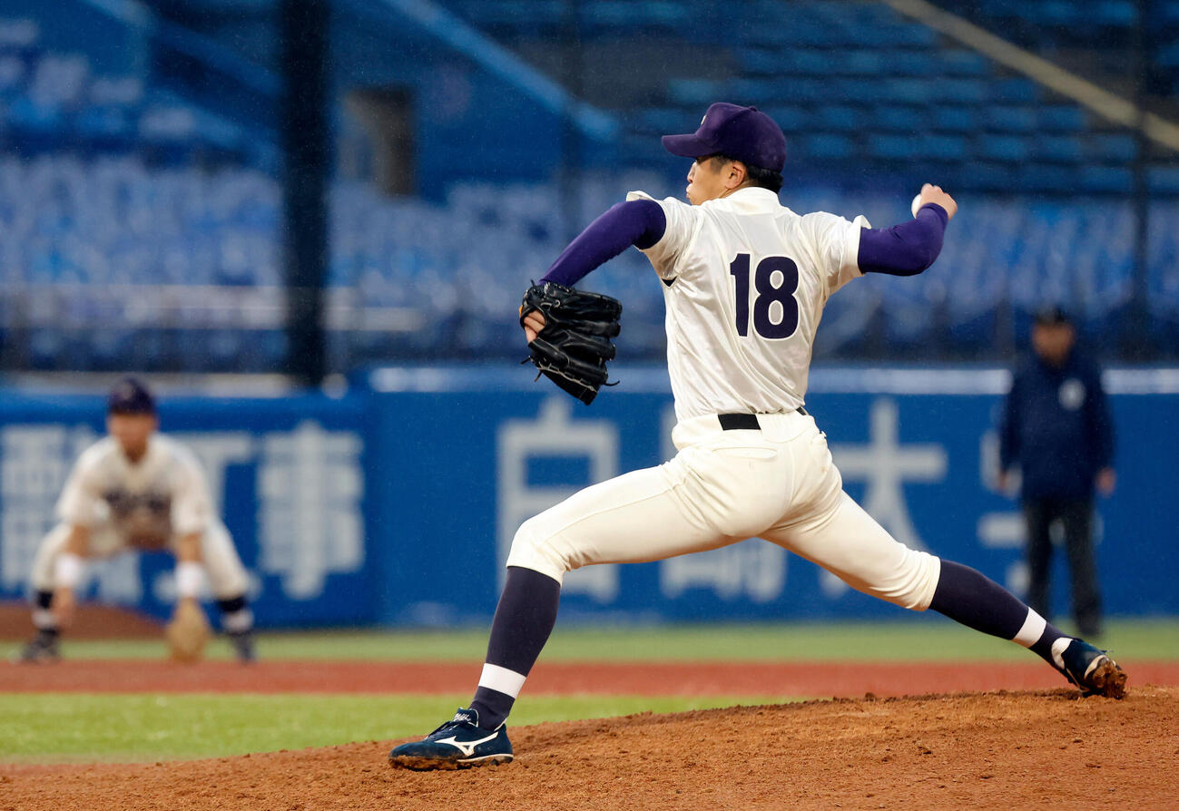 早大対明大　力投する明大・湯田統真（撮影・山本朝陽）