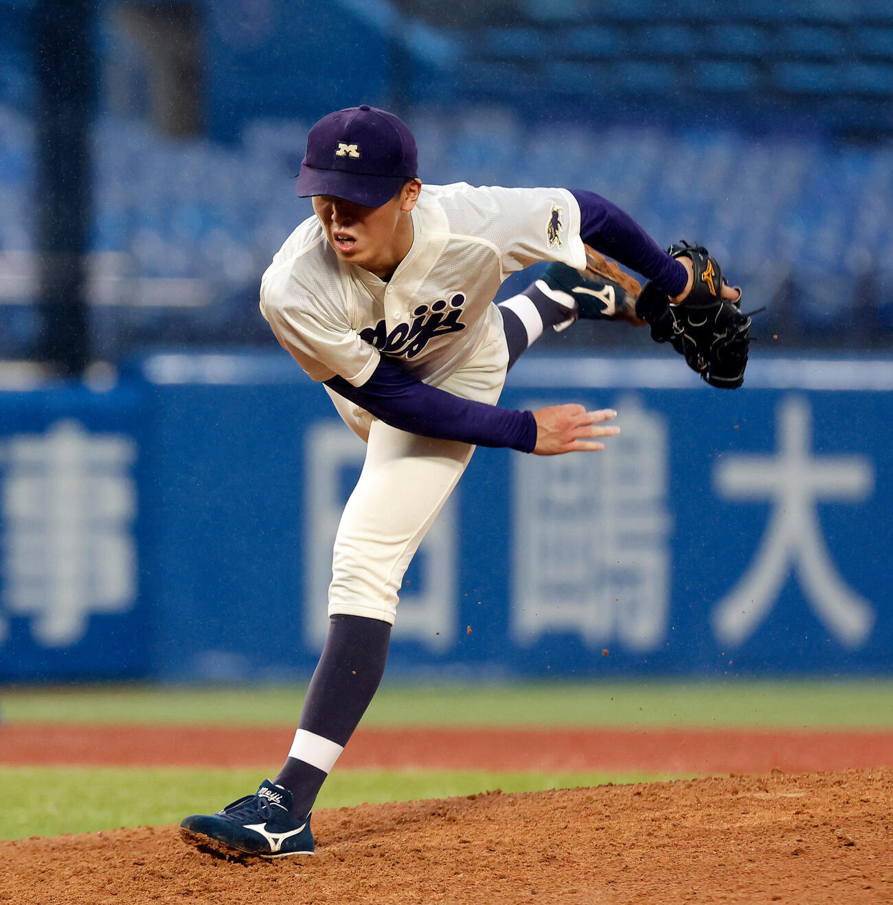 早大対明大　力投する明大・湯田統真（撮影・山本朝陽）