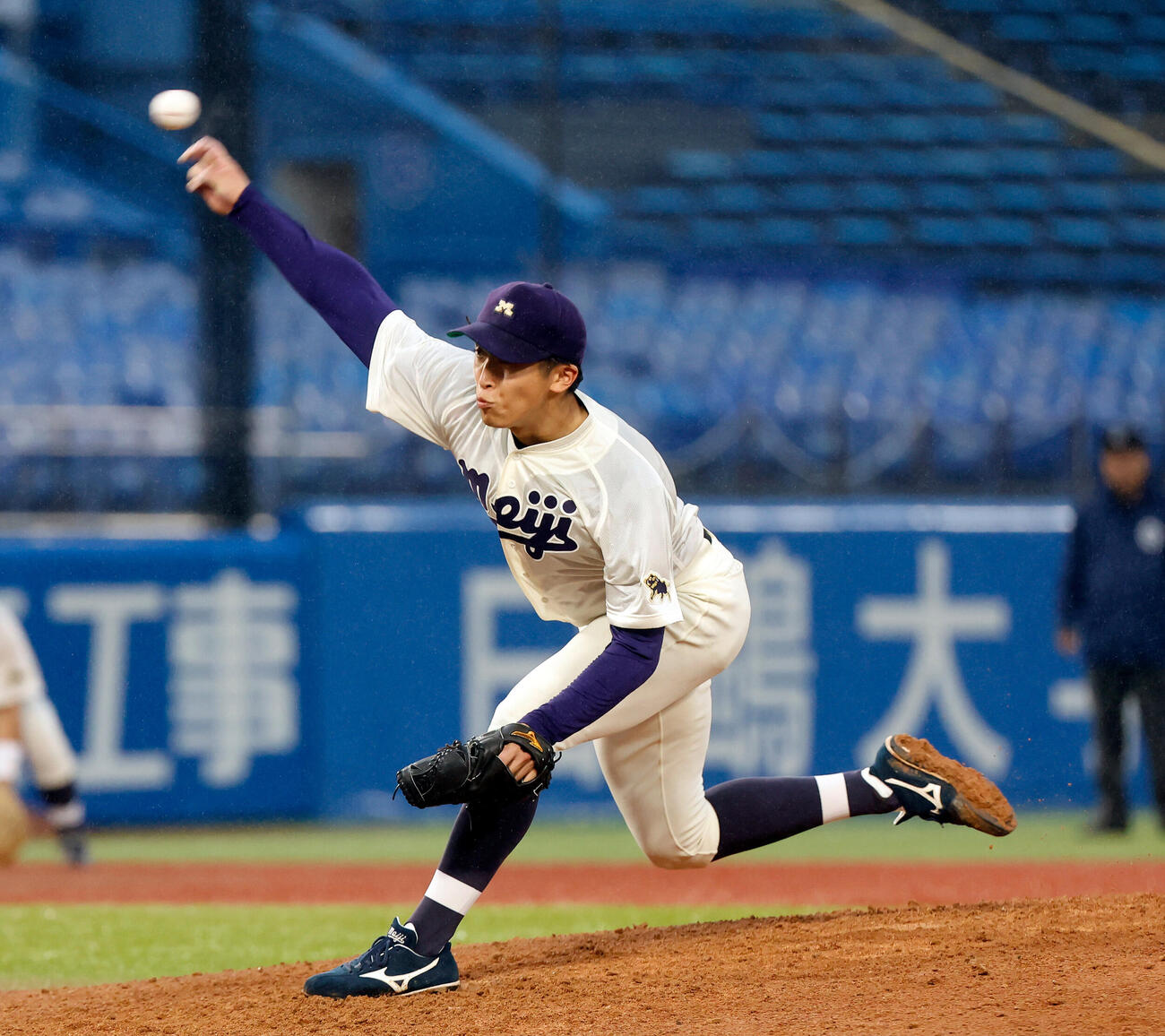 早大対明大　力投する明大・湯田統真（撮影・山本朝陽）