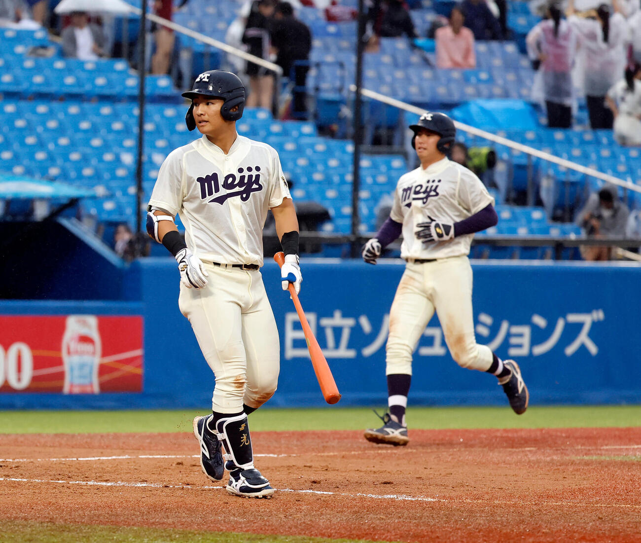 早大対明大　8回明大2死満塁、押し出しの四球を選ぶ明大・芦硲晃太（左）と生還する三塁走者光弘帆高（撮影・山本朝陽）