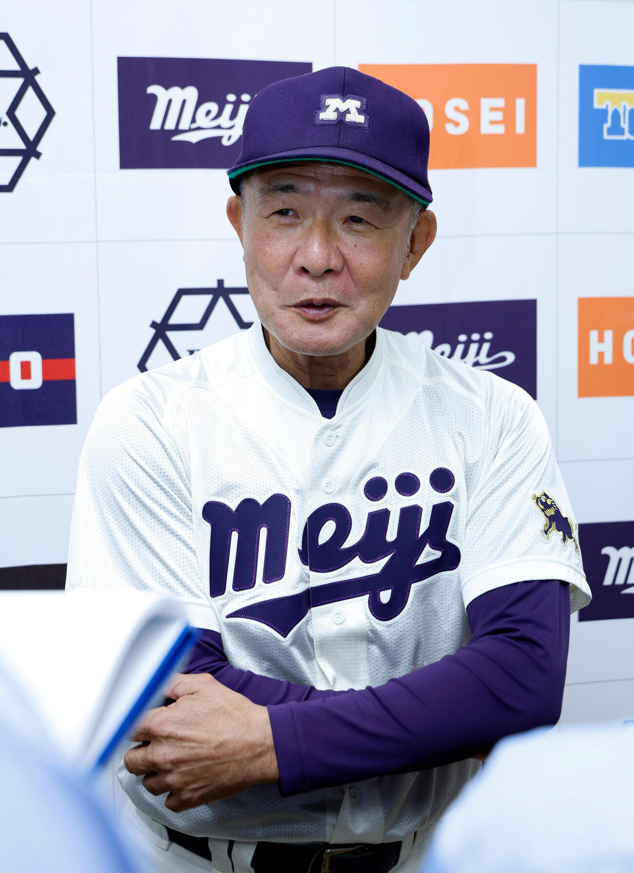 早大対明大　囲み取材に応じる明大・戸塚俊美監督（撮影・山本朝陽）