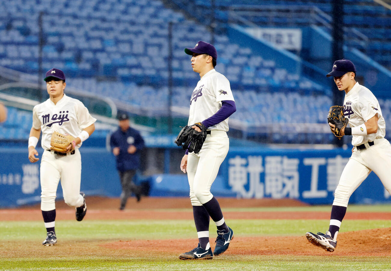 早大対明大　9回表を抑え、完封勝利した明大・湯田統真（中央）（撮影・山本朝陽）